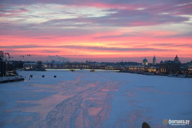 Яркий рассвет в Петербурге