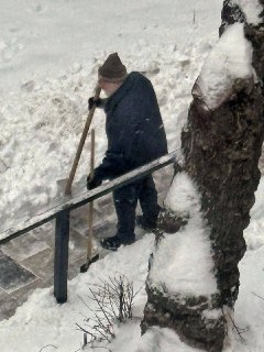 Юрий Норштейн убирает снег во дворе дома