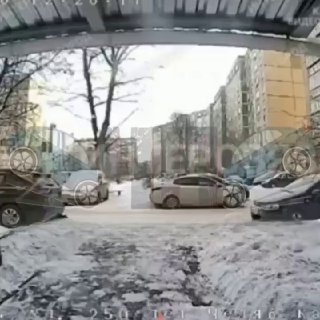 Зумер из Челябинска примёрз к домофону, решив лизнуть его в мороз