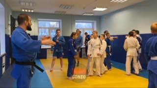 Уральский тренер проводит тренировки по дзюдо для детей Донбасса