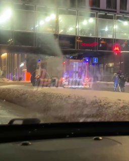 В Москве самосвал зацепил мост и встал на дыбы