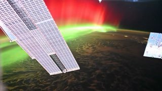 Редкое красное полярное сияние увидело экипаж МКС