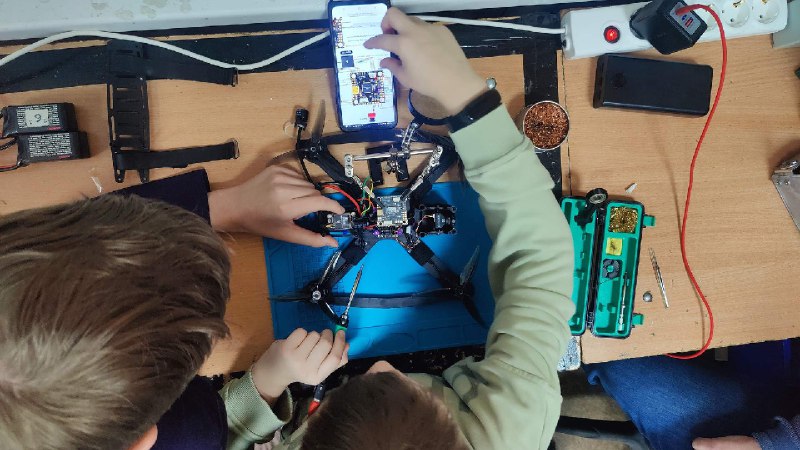 Школьников научат управлять дронами на уроках основ защиты Родины