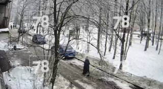 В Петербурге кусок льда упал рядом с прохожей