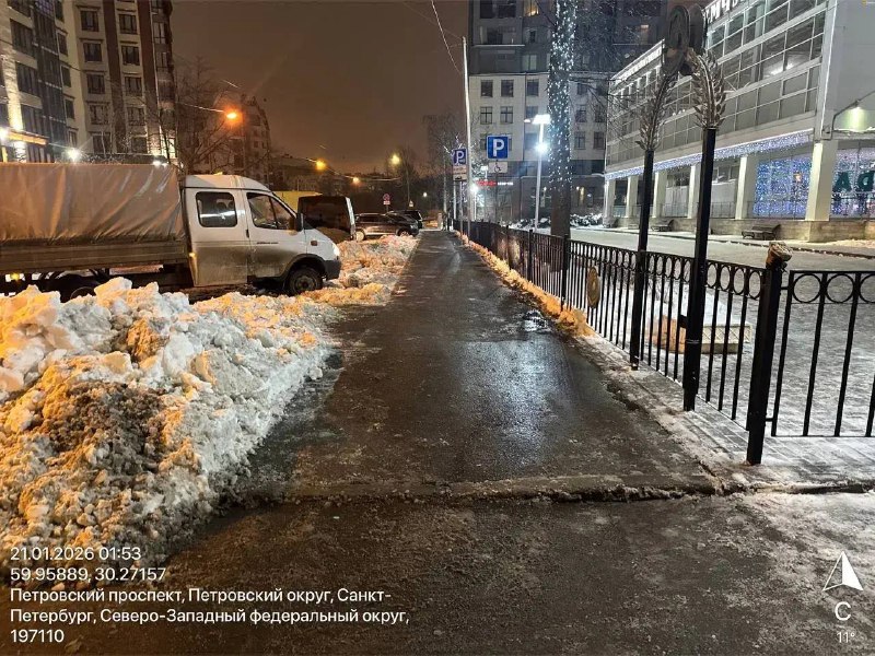 В Петербурге расчистили тротуар у центра гимнастики