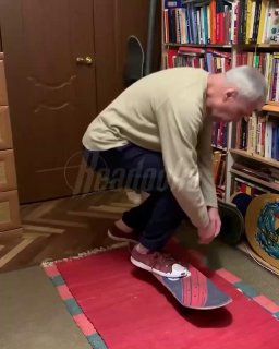 60-летний скейтер из Питера показал, как нужно растряхивать лишние кг после праздников