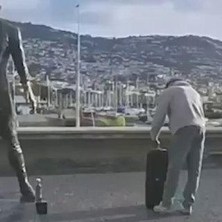 В Португалии подожгли статую Криштиану Роналду