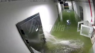 В Хабаровске прорвало трубопровод и затопило паркинг новостройки