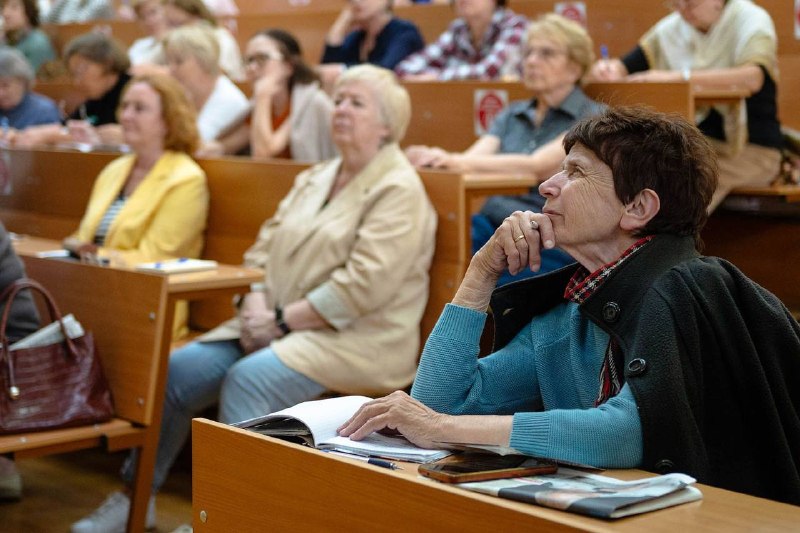 Московские пенсионеры осваивают нейросети