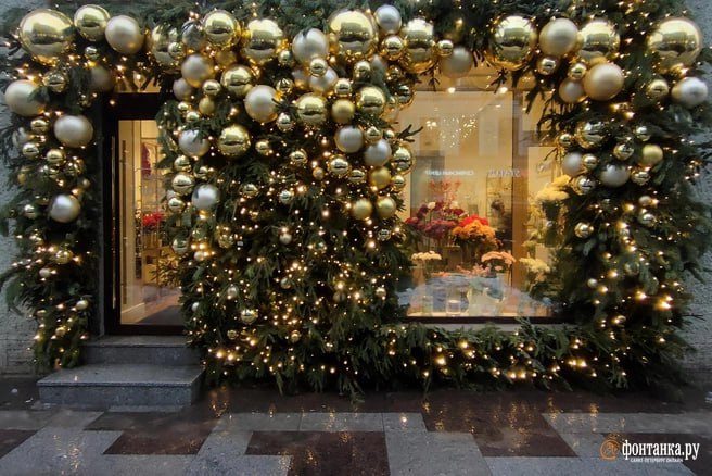 Власти Петербурга украшают фасады без согласования