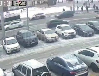 В Петербурге уборочная техника повредила автомобиль на Гражданском проспекте