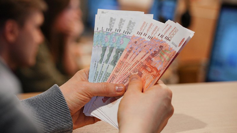 В России рекордное число россиян зарабатывает свыше 100 тысяч рублей