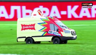 Мяч на футбольное поле доставили инкассаторы Альфа-Банка