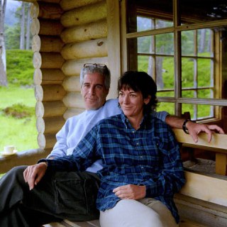 Обвинения в использовании жертвы Эпштейна в качестве "инкубатора"