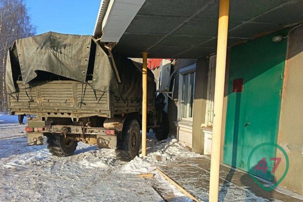 Военный автомобиль врезался в столовую в деревне Заклинье