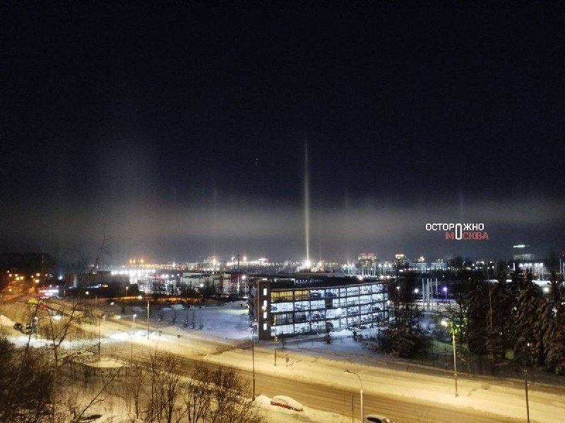 В Москве и Подмосковье наблюдают световые столбы