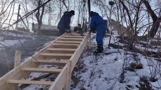 В Находке завершили строительство лестницы для пенсионерки