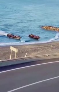 Мигранты штурмуют пляжи Испании: странное отсутствие оркестра и почетного караула