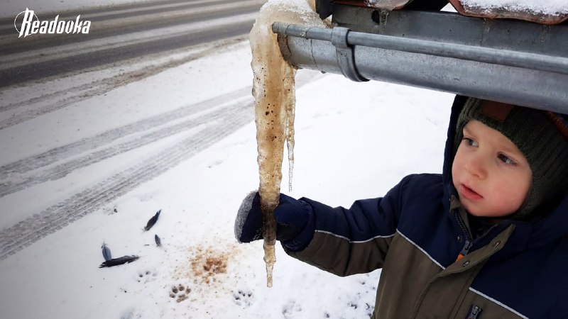 Врачи предупреждают об опасности слизывания сосулек в Москве