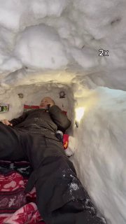 Блогер поселился в сугробе в центре Москвы