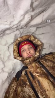 Москвич обустроил жилье в сугробе в центре города