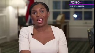 Крыса на заднем плане во время интервью с британским политиком