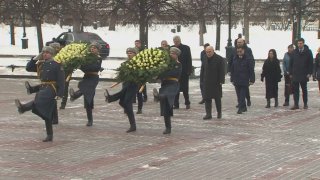 Глава МИД Швейцарии возложил цветы к Могиле Неизвестного Солдата в Москве