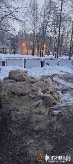 В Петербурге образовалась огромная куча соли во дворах