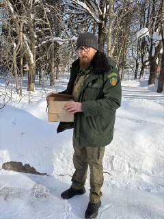 Лесничий спас снегиря и обрел пернатого напарника