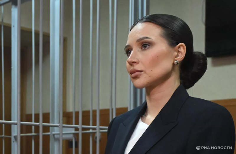 У блогера Лерчек изъяли ювелирные изделия и 22 млн рублей