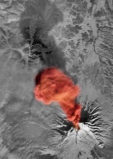 Извержение вулкана Шивелуч вызвало угрозу для авиаперевозок