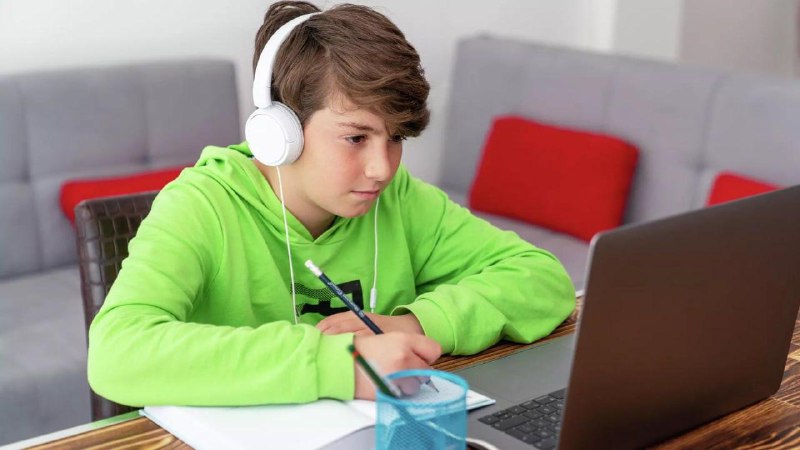 Миронов предложил отменить домашку на выходных и учебу по субботам в российских школах