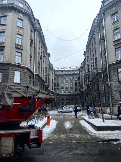 Дворника, повисшего на проводах в Петербурге, спасли