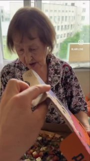 93-летняя бабушка пробует фастфуд и собирает миллионы просмотров