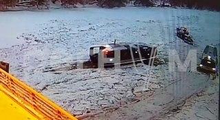 В Москве речной трамвай застрял во льду