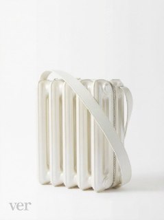 Российские дизайнеры представили сумку в виде советской батареи