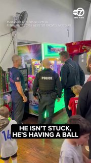 Мальчик застрял в игровом автомате