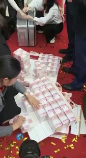 Китайская компания выплатила сотрудникам премии вместо корпоратива