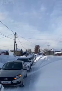 Наглая таксистка заблокировала квартал в Казани