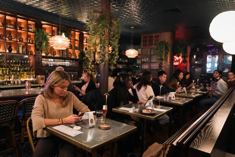 Кафе для свиданий с нейросетью открылось в Нью-Йорке