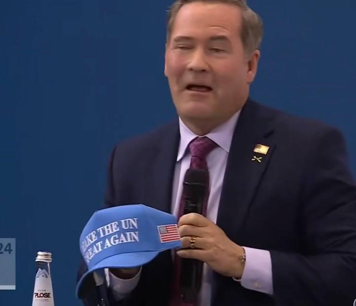 Главреду The Economist подарили кепку с призывом к реформам ООН