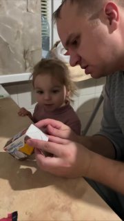 Отец читает дочери инструкцию к печенью