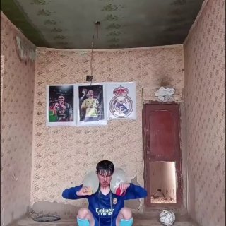 Афганский мальчик покоряет соцсети своими футбольными навыками