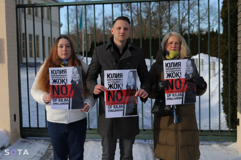 Пикет у посольства Казахстана в поддержку активистки Емельяновой