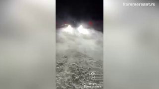 Автомобили выехали из Териберки после метели