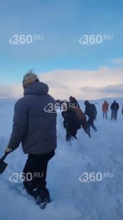 Жители Териберки помогли застрявшим туристам