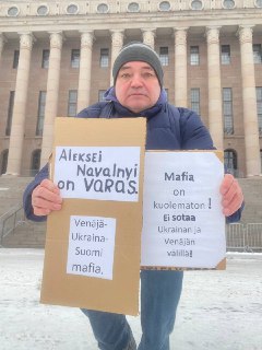 Политэмигрант провёл пикет у парламента Финляндии с критикой Навального
