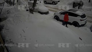 Женщина выжила после падения снега с крыши в Перми