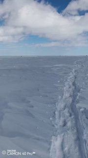 Рыбаки оказались на уплывающей льдине в Сахалине