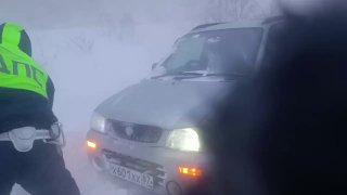 Полицейский помог откопать машину в Анадыре во время бурана